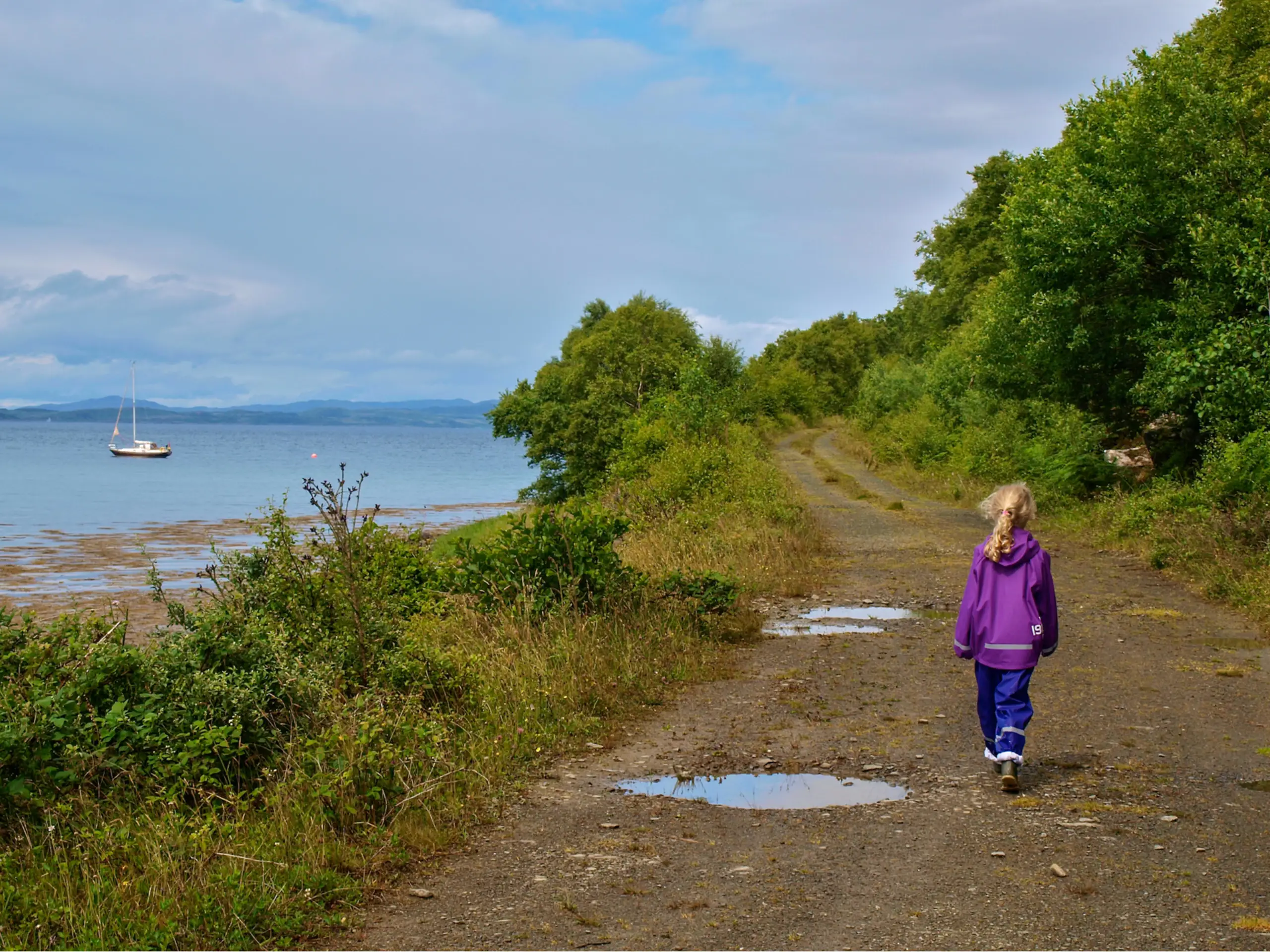 The path past the anchorage, between Crinan and Tayvallich