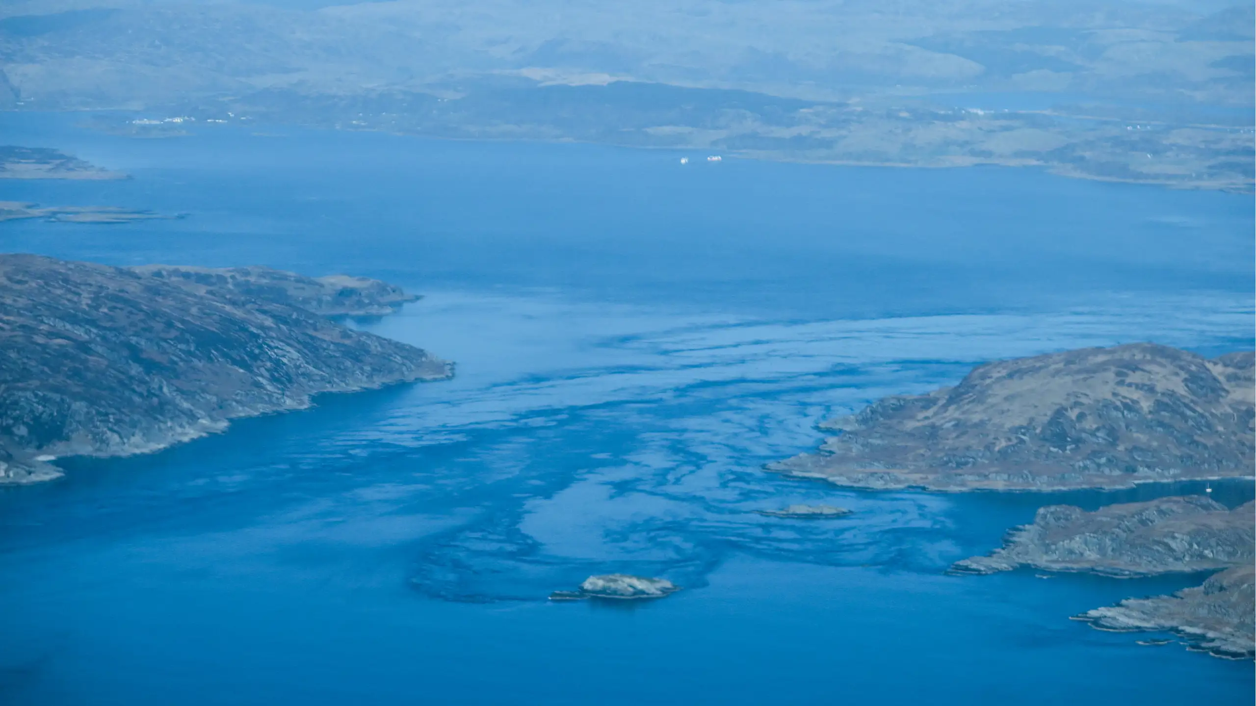 Note that ebb tide running west to east through the Corryvreckan